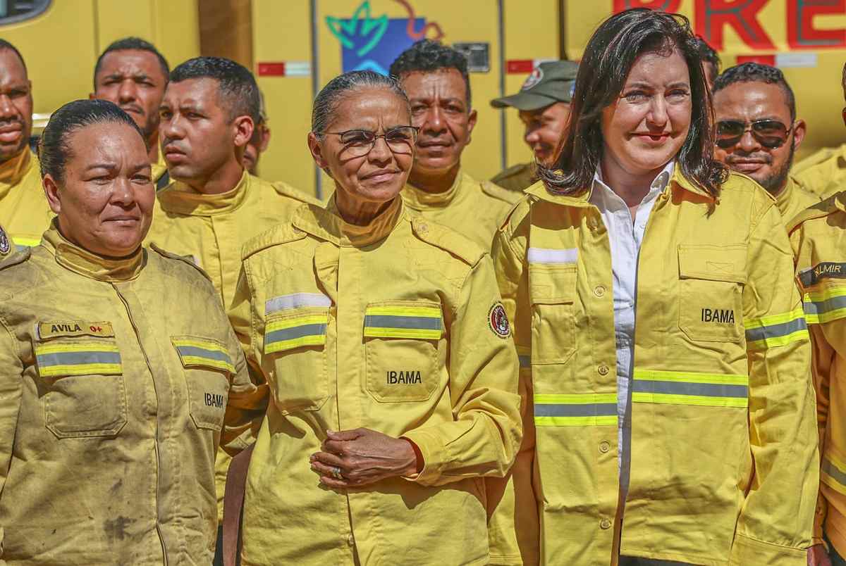 As ministras, Marina Silva e Simone Tebet visitam brigada do PREVFOGO (MG) que ajudou no combate ao incêndio que atinge o Pantanal. Foto: Marcelo Camargo/Agência Brasil