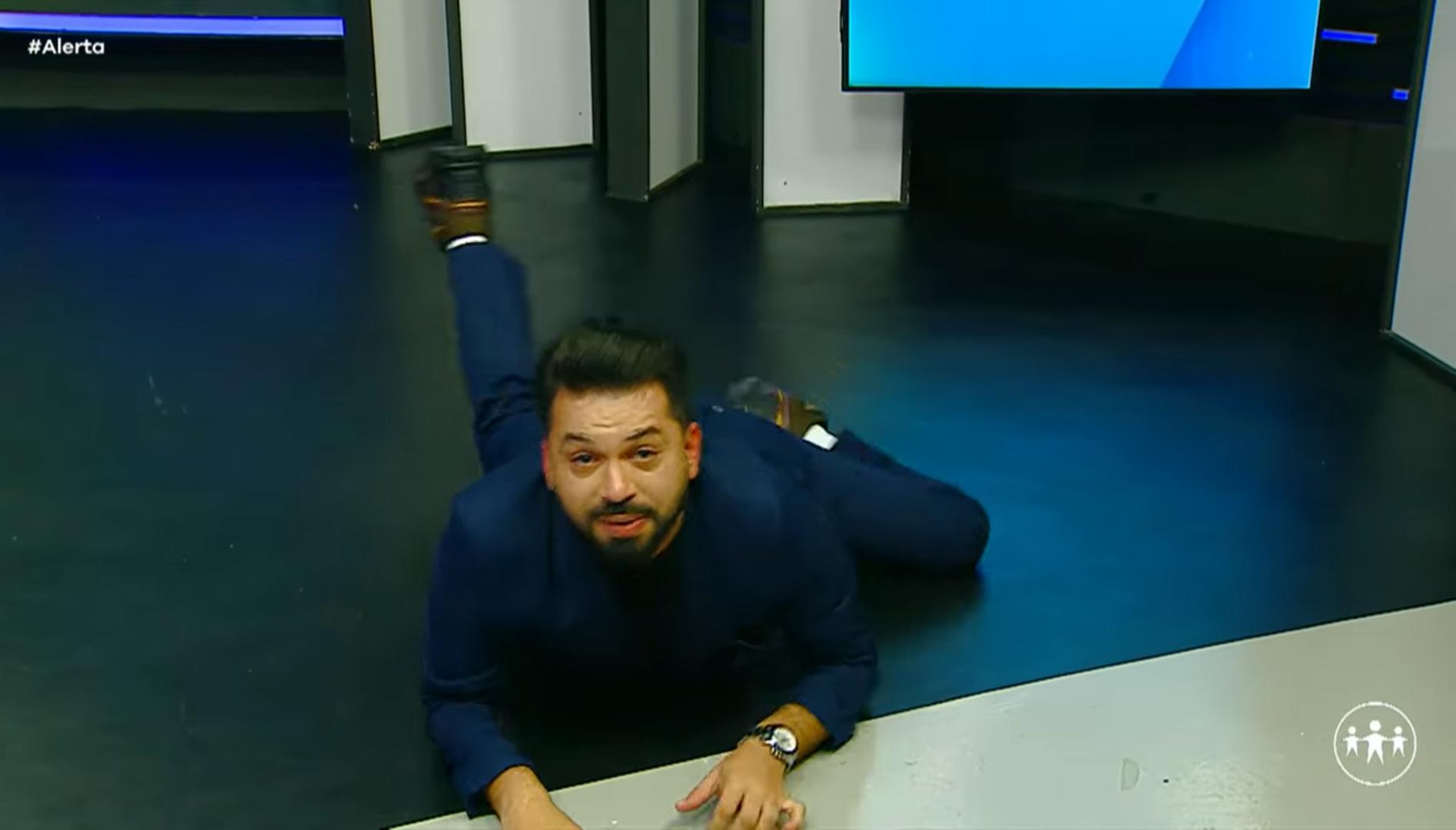 Bruno Fonseca se jogou no chão em momento sério do informativo - Foto: Reprodução/TV A Crítica