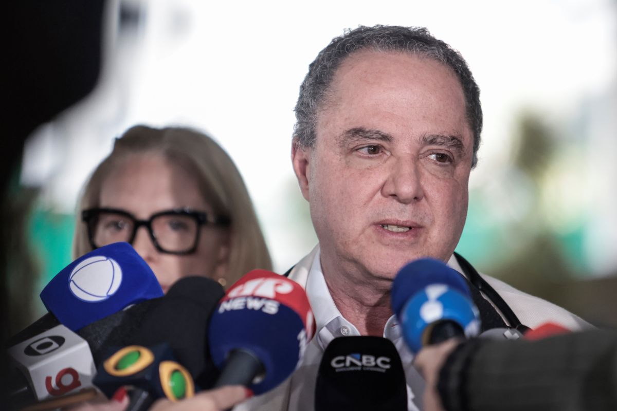 Equipe médica comanda pelo Dr. Roberto Kalil fala à imprensa após operação que se submeteu o presidente Lula no hospital Sírio Libanês. Foto: Paulo Pinto/Agência Brasil