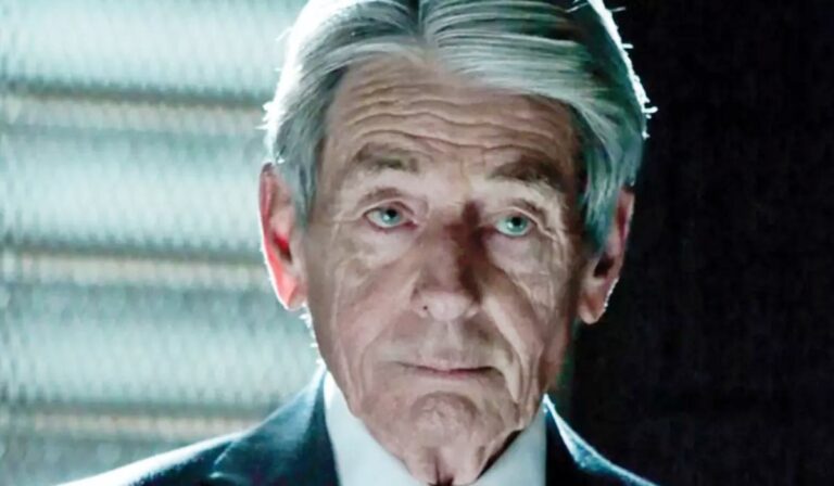 Morre John Nolan, ator de Batman Begins, aos 87 anos