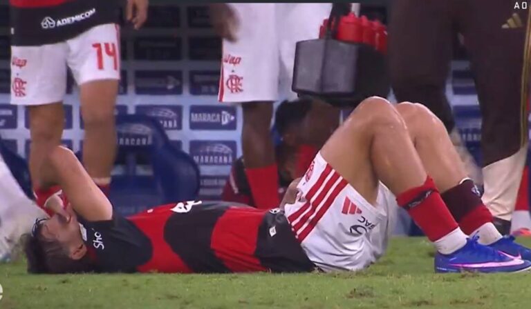 Lucas Paquetá, do Flamengo, sofre grave lesão e sai chorando de campo