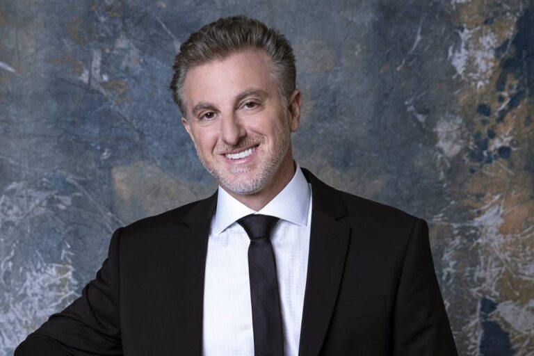 Cadê? Luciano Huck cobra seu “Prêmio Área VIP” de 2025: ‘Manda o troféu’