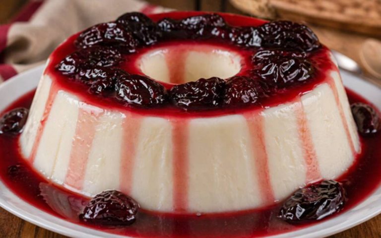 Receita de Manjar de Coco com Calda de Ameixa