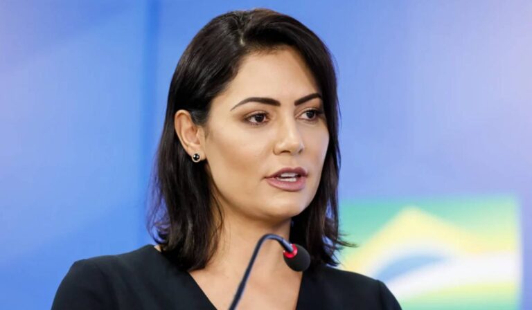 Michelle faz desabafo sobre cuidados com Bolsonaro depois de cirurgia