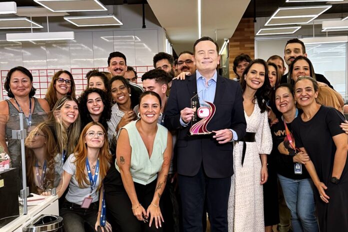 Roberto Cabrini recebe troféu do Prêmio Área VIP 2025