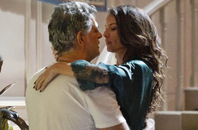 Três Graças: Zenilda e Rogério se beijam pela primeira vez