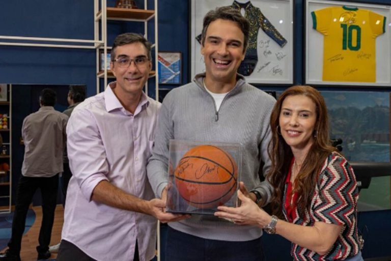 Tadeu Schmidt surge com bola autografada por Oscar no início do BBB26