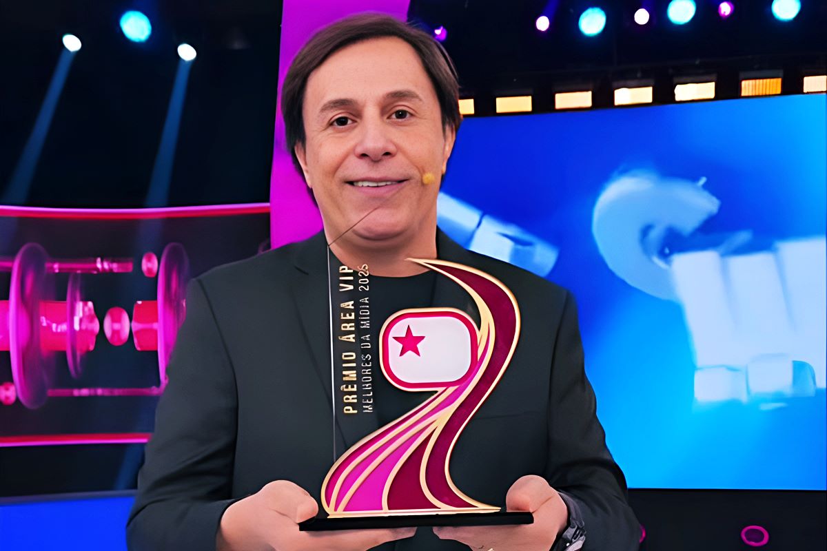 Tom Cavalcante recebe Prêmio Área VIP pelo Acerte ou Caia