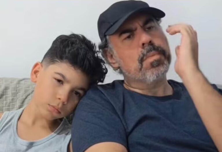 Humorista se emociona ao se despedir do filho de 9 anos