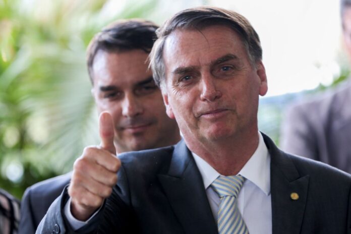 Flávio Bolsonaro e Jair (Wilson Dias/Agência Brasil)
