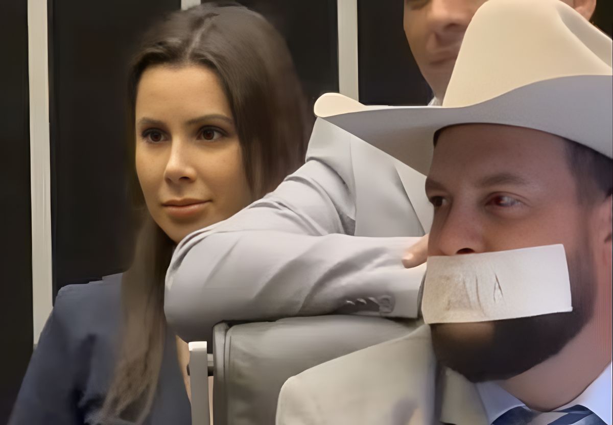 Deputado Zé Trovão (PL-SC) faz protesto de esparadrapo na boca no plenário da Câmara — Foto: Sara Curcino/ TV Globo