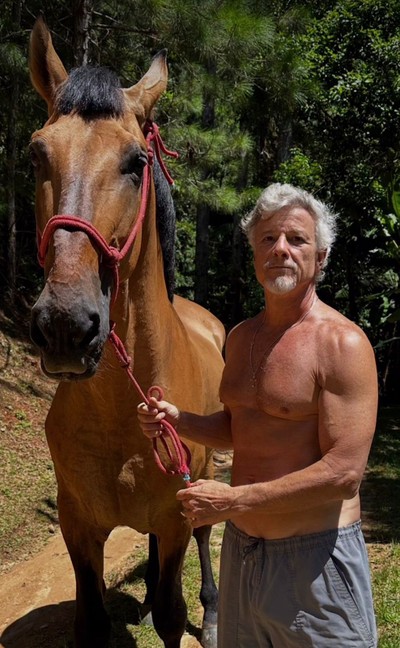 O ator Marcello Novaes mostra boa forma ao cuidar de cavalos em seu sítio no Rio de Janeiro (Créditos: Instagram)