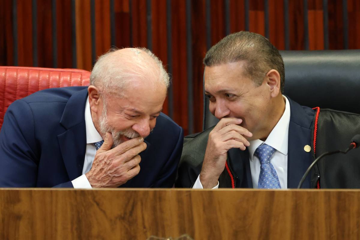 Presidente da República, Luiz Inácio Lula da Silva, conversa com o ministro, Kassion Nunes Marques, durante cerimônia de posse do novo presidente do TSE. Foto: Valter Campanato/Agência Brasil