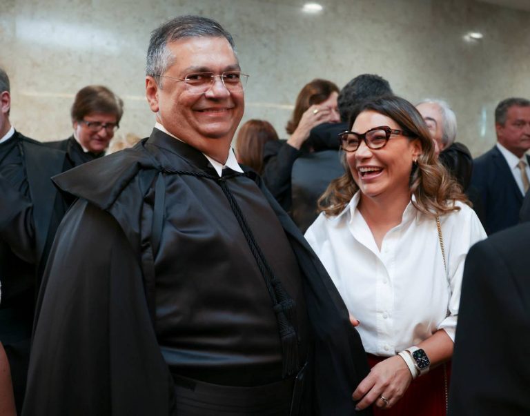 Dino bota o dedo na ferida e intima bolsonaristas sobre filme de Bolsonaro