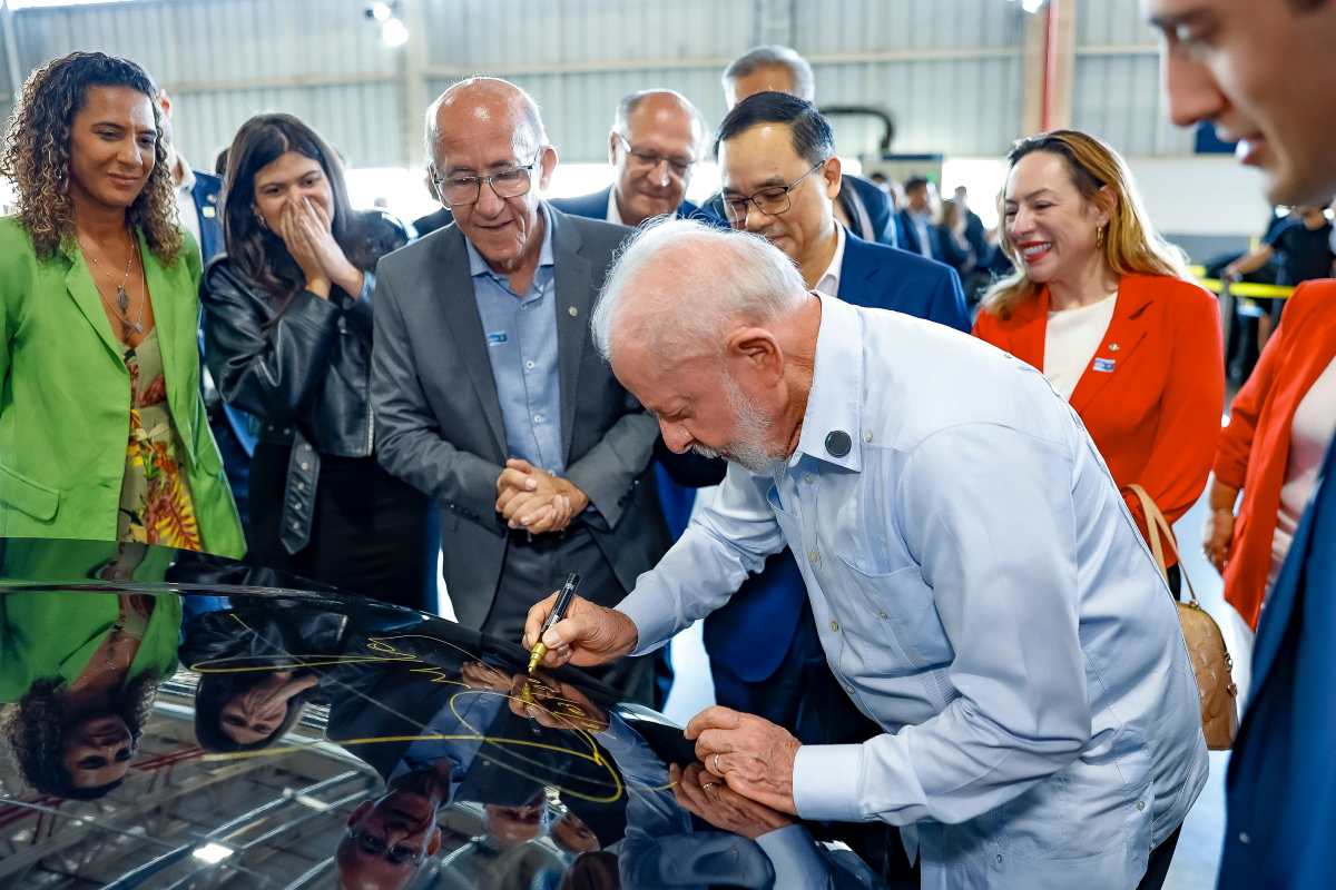 Lula carro Presidente da República, Luiz Inácio Lula da Silva, durante visita à fábrica da CAOA. Foto: Ricardo Stuckert/PR