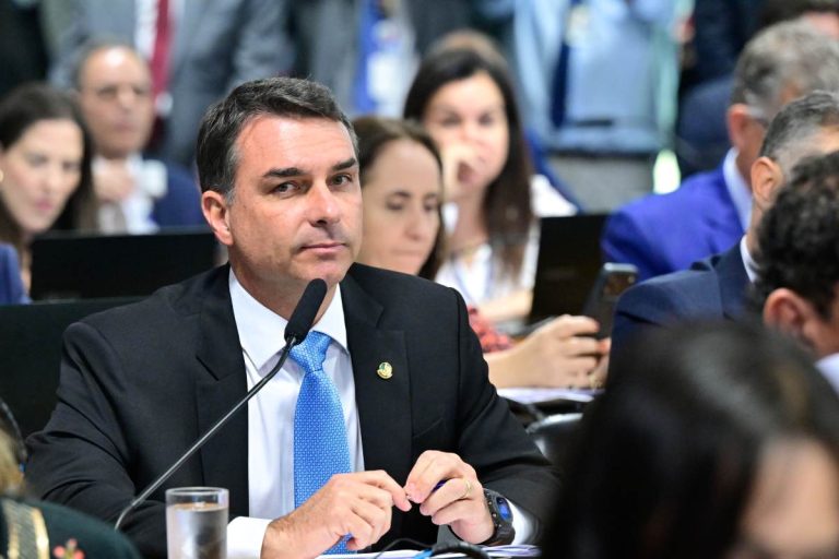 Flávio Bolsonaro não assinou quatro pedidos de CPI do Master