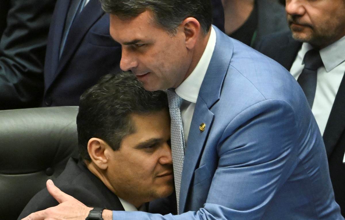 Presidente do Senado Federal, senador Davi Alcolumbre (União-AP) e líder da minoria no Congresso Nacional, senador Flávio Bolsonaro (PL-RJ) (Foto: Saulo Cruz/ Agência Senado)