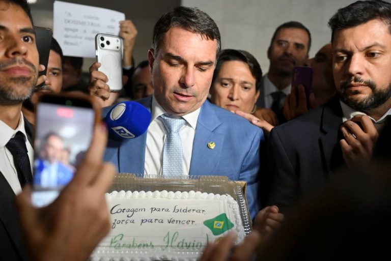 Octavio Guedes questiona versão de Flávio: “Ninguém pede financiamento com essa malandragem”