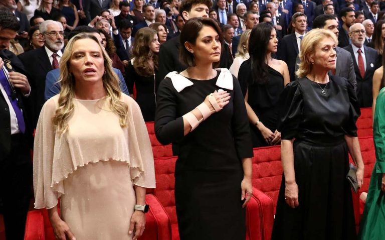 Leitura labial revela o que Moraes disse antes de cumprimentar Michelle