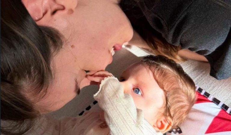 Camila Queiroz arruma as malas e viaja com a filha de 5 meses para lugar mágico
