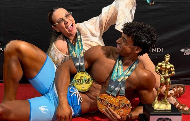Carla Perez surge com o filho após vitória de fisiculturismo e se derrete