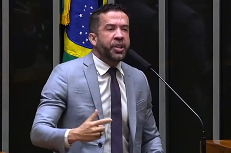Janones critica ausência de parlamentares no Congresso após vazamento: “Igual ratos”