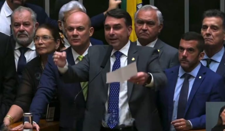 Flávio Bolsonaro quer Vorcaro na CPMI do Master: “Eu te desafio!”