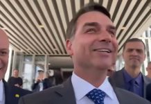Flávio Bolsonaro humilha repórter e responde pergunta em inglês