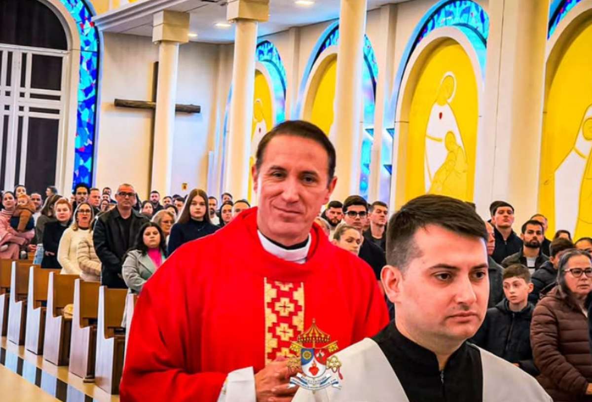 Padre na Santa Missa de Pentecostes, no domingo, 24/05 Padre na Santa Missa de Pentecostes, no domingo, 24/05 (Foto: Divulgação)