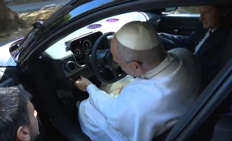 Papa Leão XIV surge com Ferrari e ganha presente
