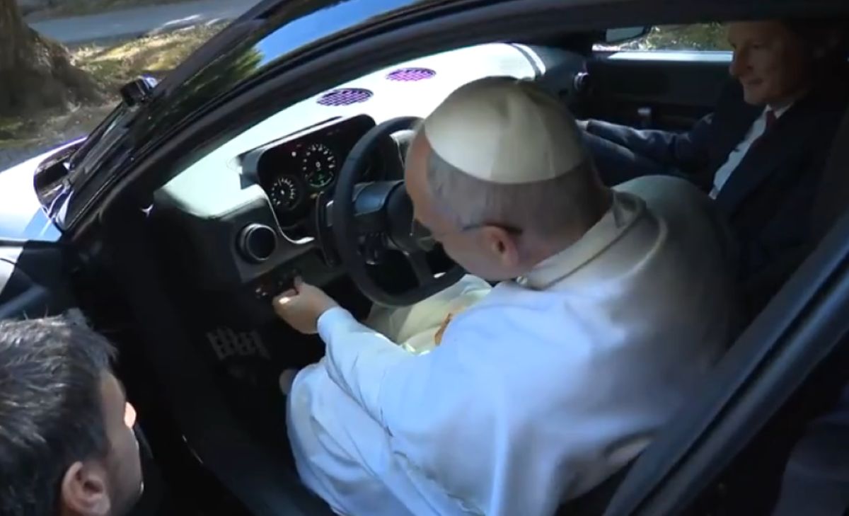 Papa Leão na Ferrari (Captura de tela/ Divulgação)