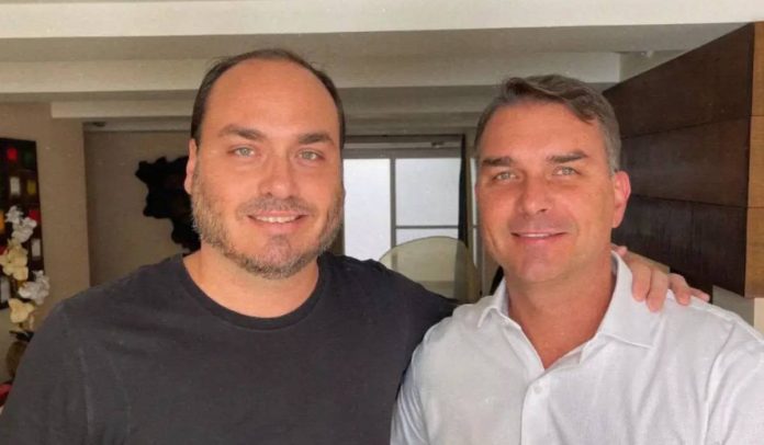 Carlos e Flávio Bolsonaro Carlos e Flávio Bolsonaro