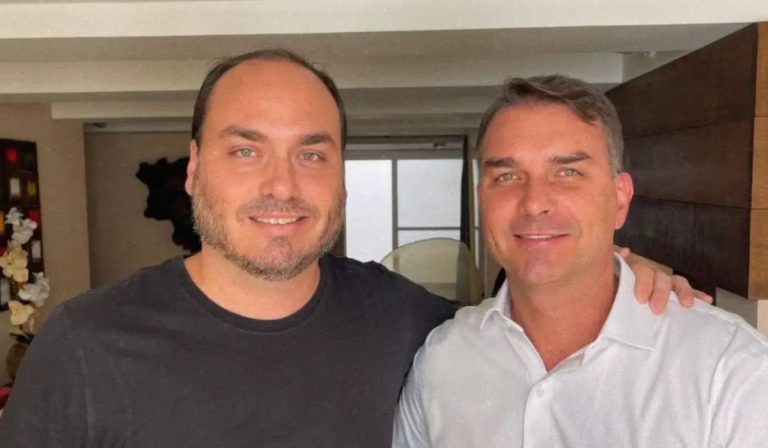 Carlos crê na vitória de Flávio Bolsonaro e afirma: “o povo sempre estará do nosso lado”