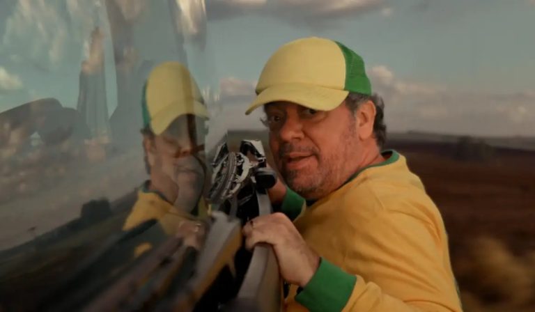 Filme de bolsonarista pendurado em caminhão chega aos cinemas