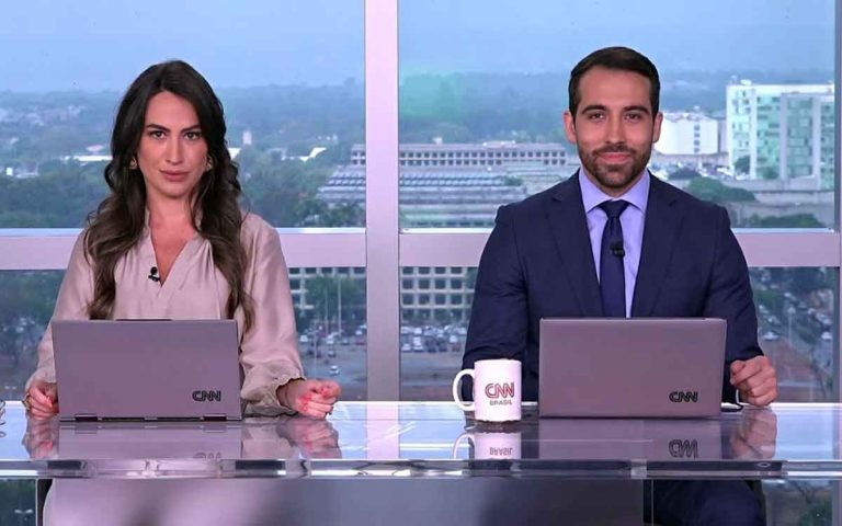 Apresentadora da CNN cobra R$20 de colega ao vivo