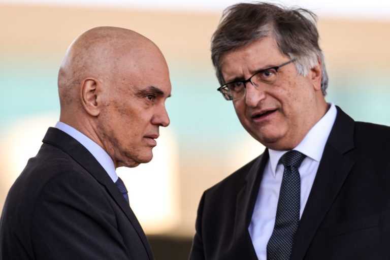 Filho de Bolsonaro detona após pedido da PGR para condená-lo e tirá-lo das eleições