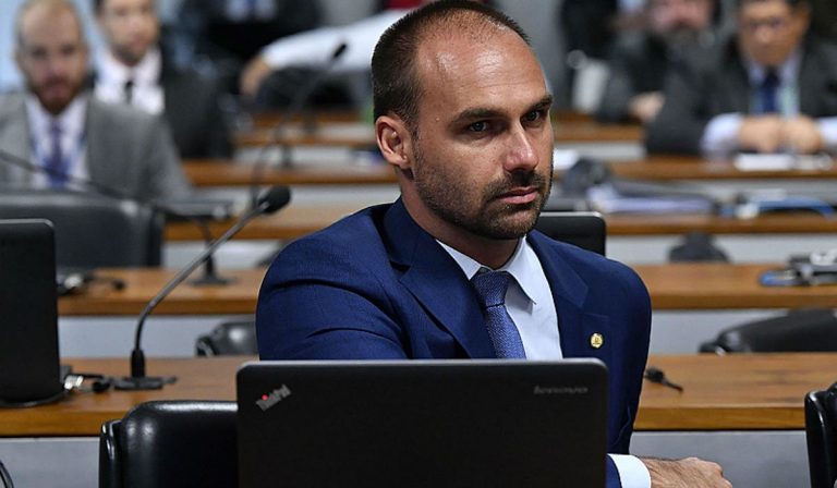 Eduardo Bolsonaro revela como se sustenta fora do Brasil
