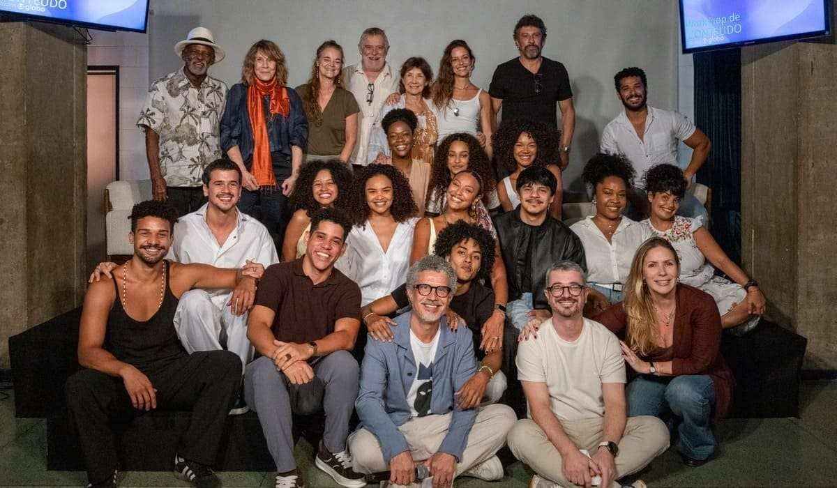 Equipe, direção e elenco participam do workshop da novela Por Você ( Fonte: Glob/ Fábio Rocha)