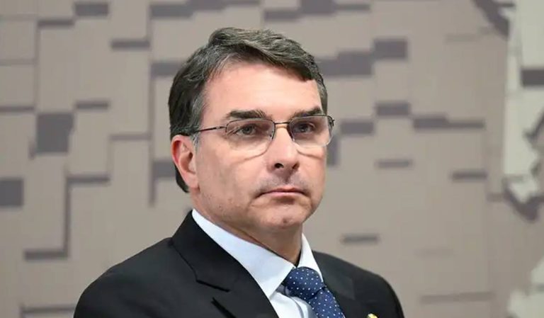Desistiu: chefe da campanha de Flávio Bolsonaro pede pra sair e deixa o Brasil