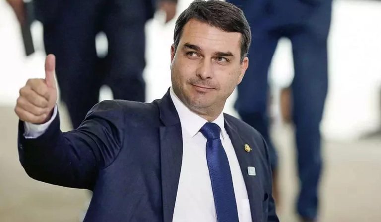 Sorocaba concede título a Flávio Bolsonaro em meio a polêmica