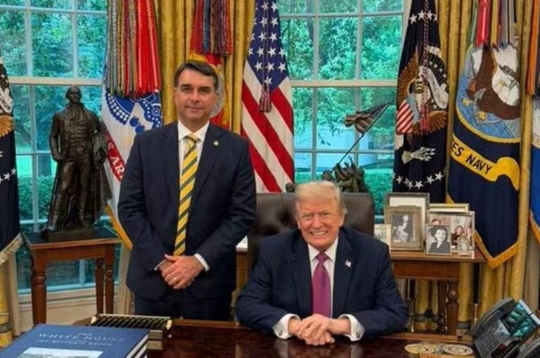 Em meio à crise, Flávio Bolsonaro é recebido por Trump na Casa Branca
