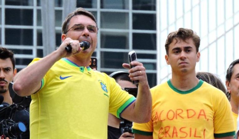 Nikolas Ferreira defende Flávio Bolsonaro após vazamento de conversa com Vorcaro