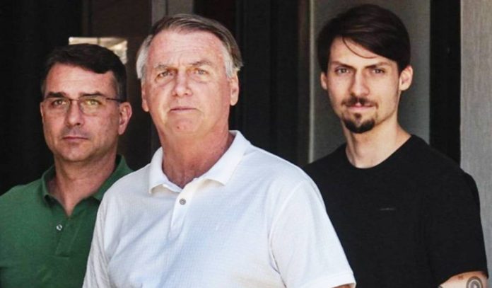 Flávio, Jair e Renan Bolsonaro Flávio, Jair e Renan Bolsonaro