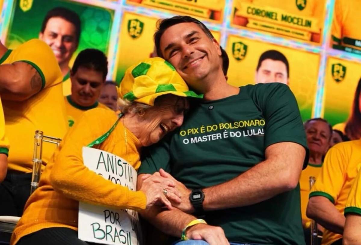 Flávio Bolsonaro usou camiseta mencionando o Master em evento no último fim de semana em SC (Foto: Instagram/Reprodução)