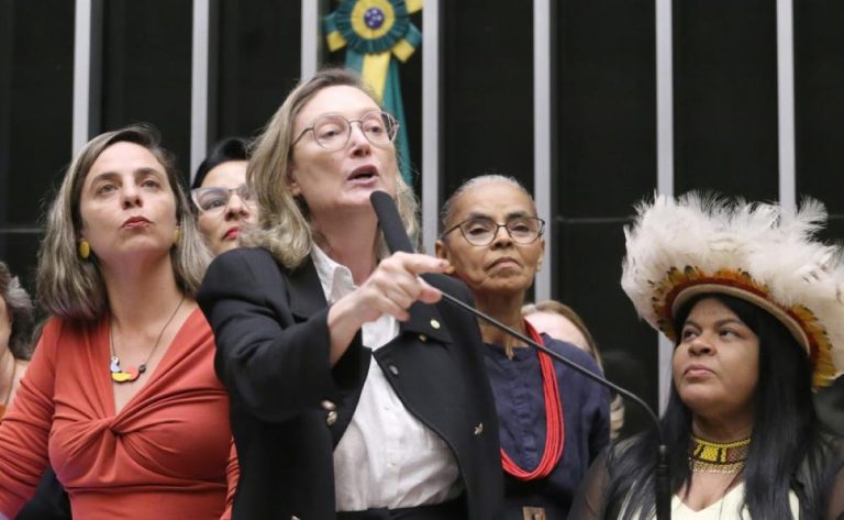Maria do Rosário ameaça processar após descobrir que está em Dark Horse: “Escória”