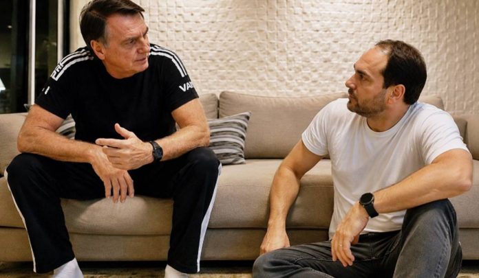 Jair e Carlos Bolsonaro Jair e Carlos Bolsonaro