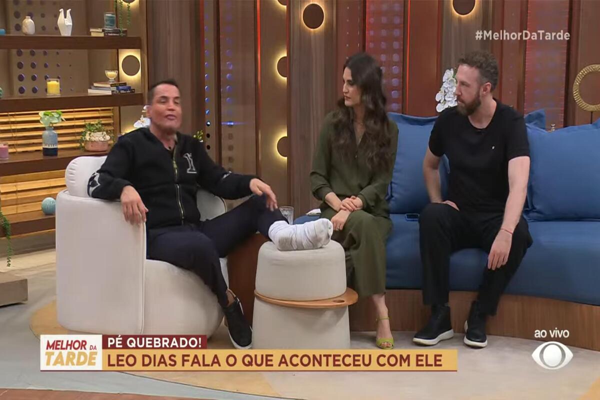 Leo Dias apareceu com pé quebrado no programa 'Melhor da Tarde' - Foto: Reprodução/Band Leo Dias apareceu com pé quebrado no programa 'Melhor da Tarde' - Foto: Reprodução/Band