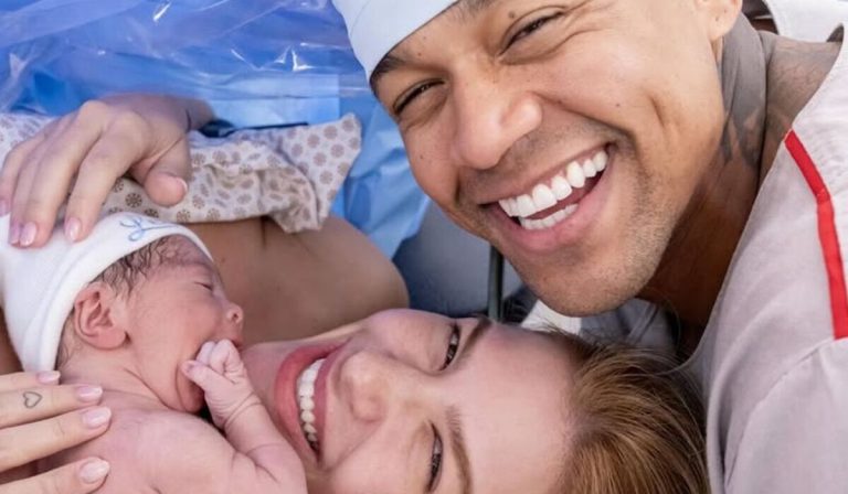 Lore Improta encanta a web em cliques com a família após 2 meses do parto