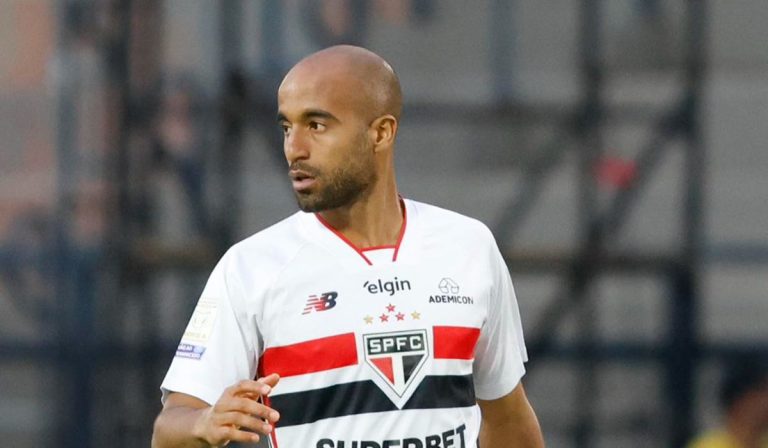 Jogador Lucas Moura, do São Paulo, sofre grave lesão e passará por cirurgia