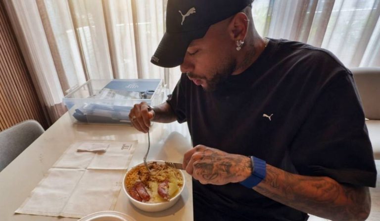 Após briga, Neymar surge comendo marmitex em casa